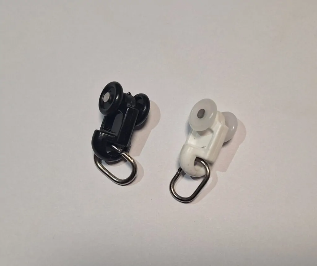 Слайд #3 | Бегунок для карниза (черный/белый)