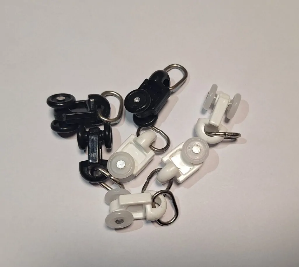 Слайд #4 | Бегунок для карниза (черный/белый)