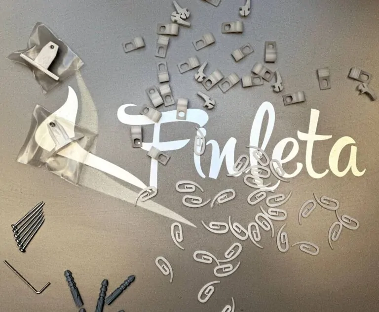 Kabliukų ir užbaigimo dangtelių rinkinys FLY karnizui'